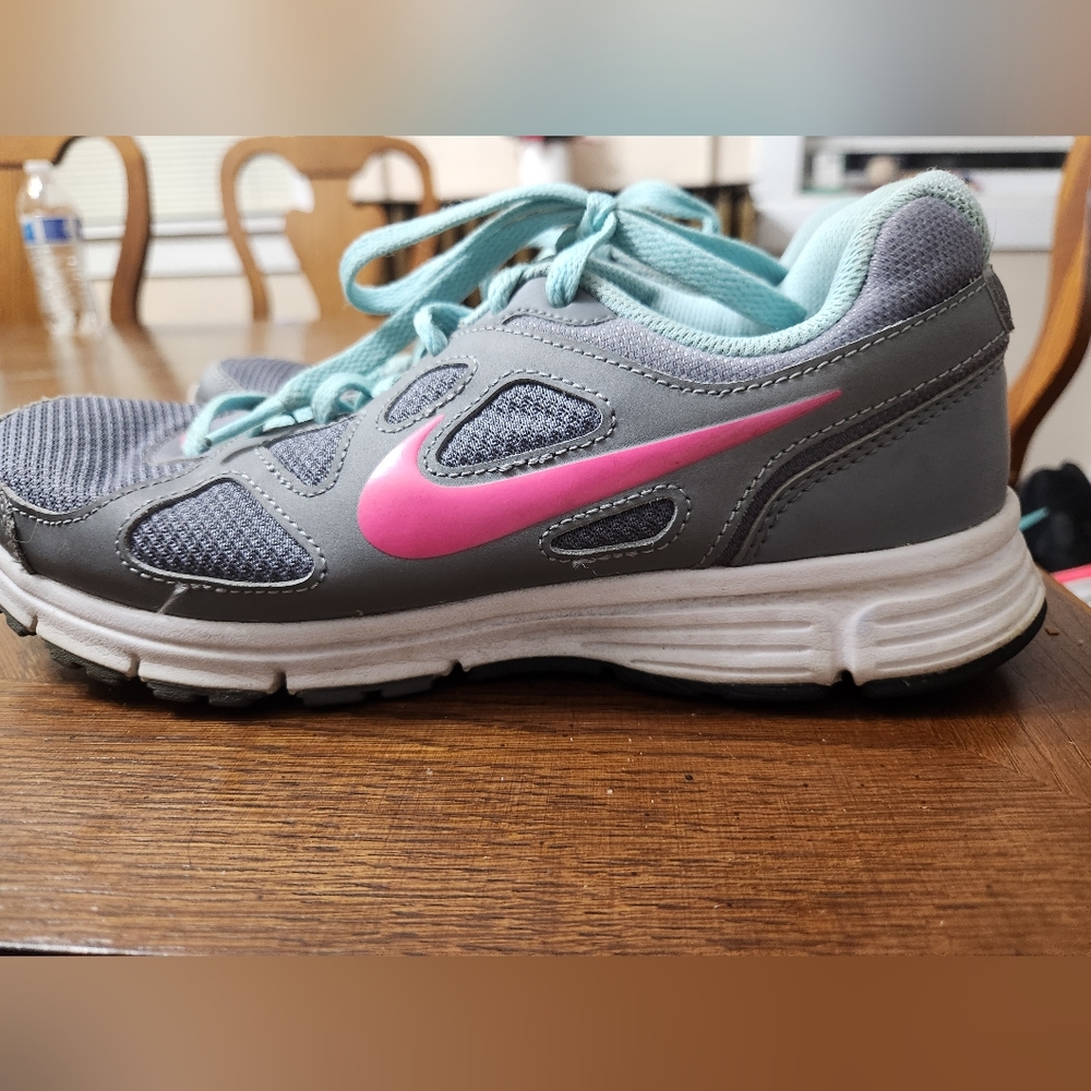 Woman 8.5 nike shoe